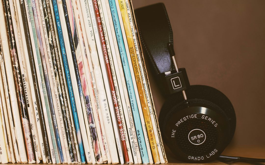 Schallplatten im Regal und daneben ein Kopfhörer