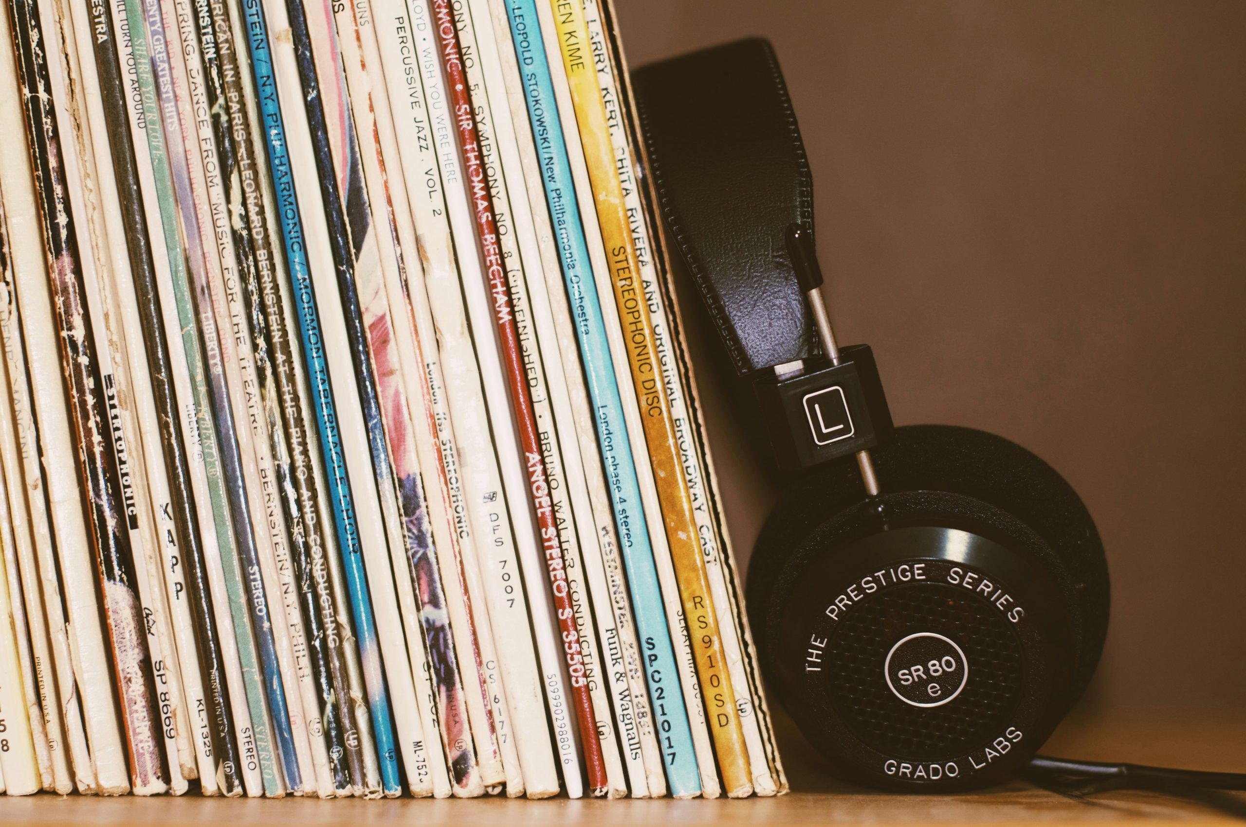 Schallplatten im Regal und daneben ein Kopfhörer