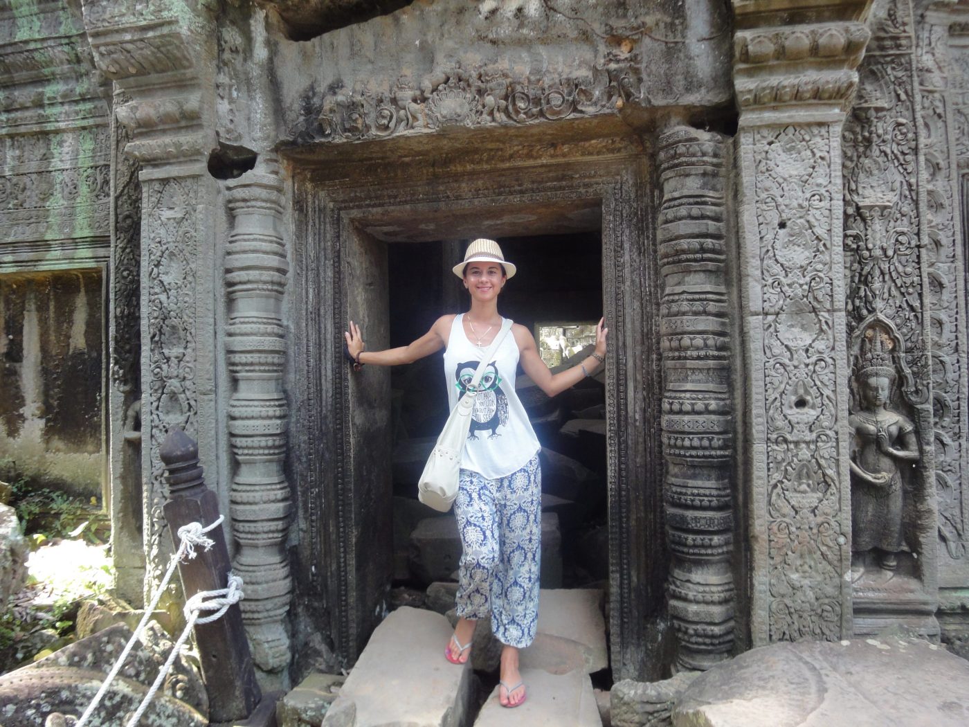 Georgia vor einem Tempel in Angkor Wat - Kambodscha